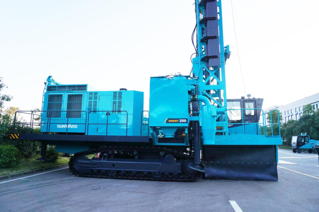 两种钻进模式+更大扭矩！bti体育智能自主研造的全液压牙轮钻机下线