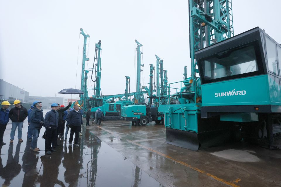 两种钻进模式+更大扭矩！bti体育智能自主研造的全液压牙轮钻机下线