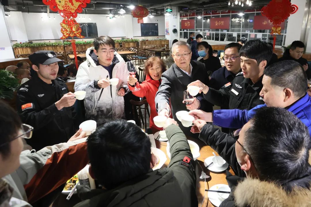 bti体育智能董事长何清华与留厂员工一路过大年！