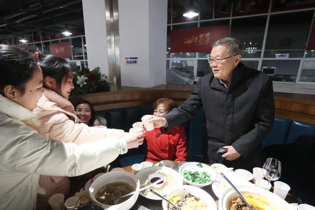 bti体育智能董事长何清华与留厂员工一路过大年！