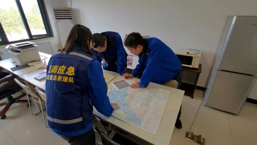 火情就是号令！湖南航空应急接济队bti体育机组展示“bti体育快率”