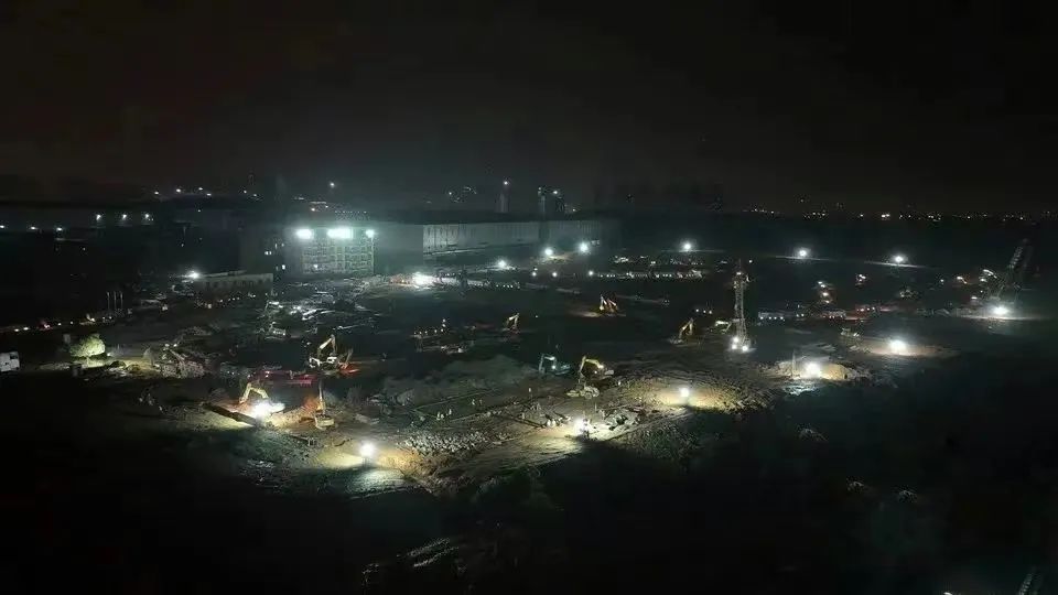 冲锋一线显担任！bti体育智能挖掘机助力长沙方舱医院建设