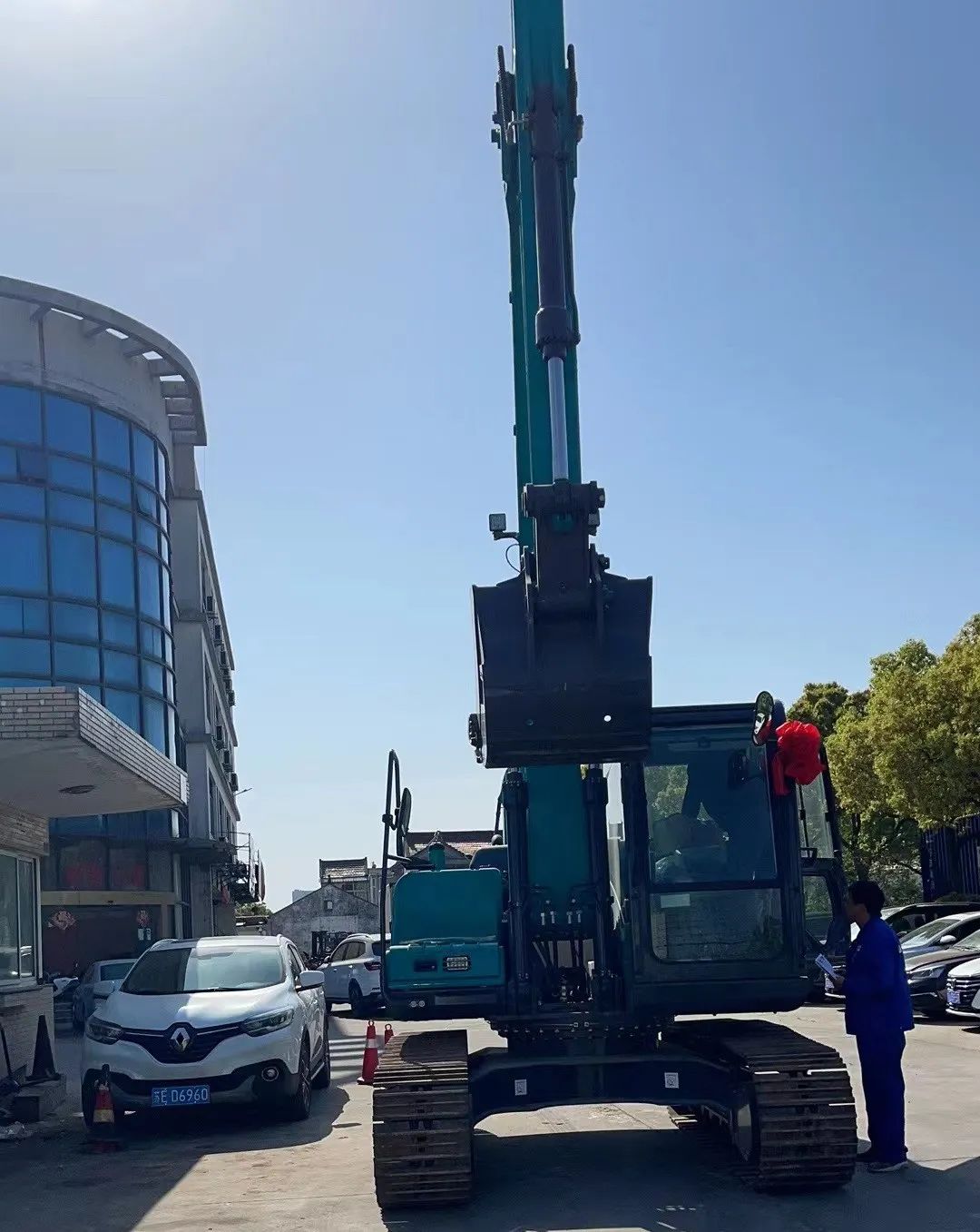 防疫、交机两手抓！bti体育智能挖掘机顺利交付获好评