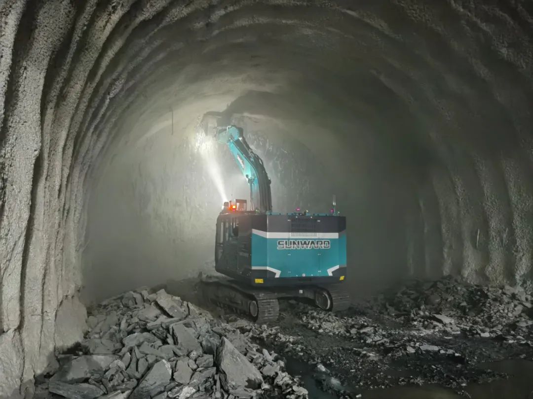 征战川藏铁路！bti体育智能新一代电动挖掘机成功交付