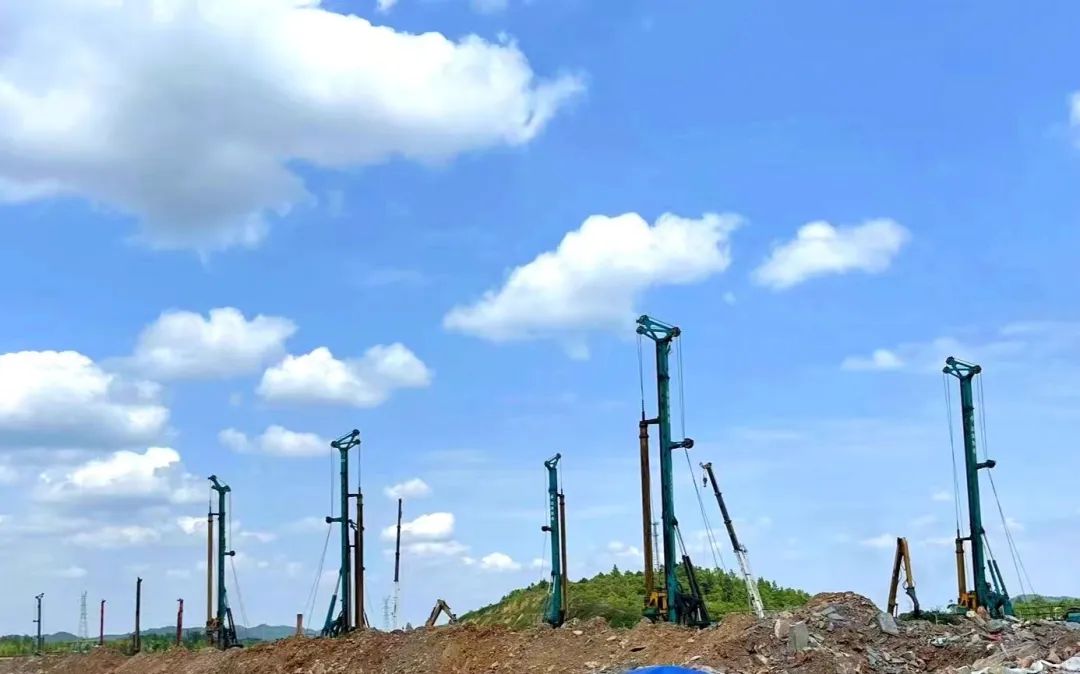 打桩“神器”再露锋芒！bti体育智能旋挖钻机助力贵阳贵安新区负极资料项目加快建设