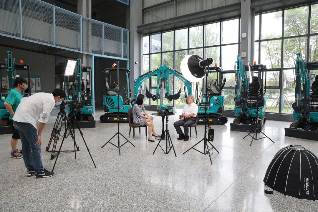 CGTN探厂！专访bti体育智能董事长、首席专家何清华花絮来了