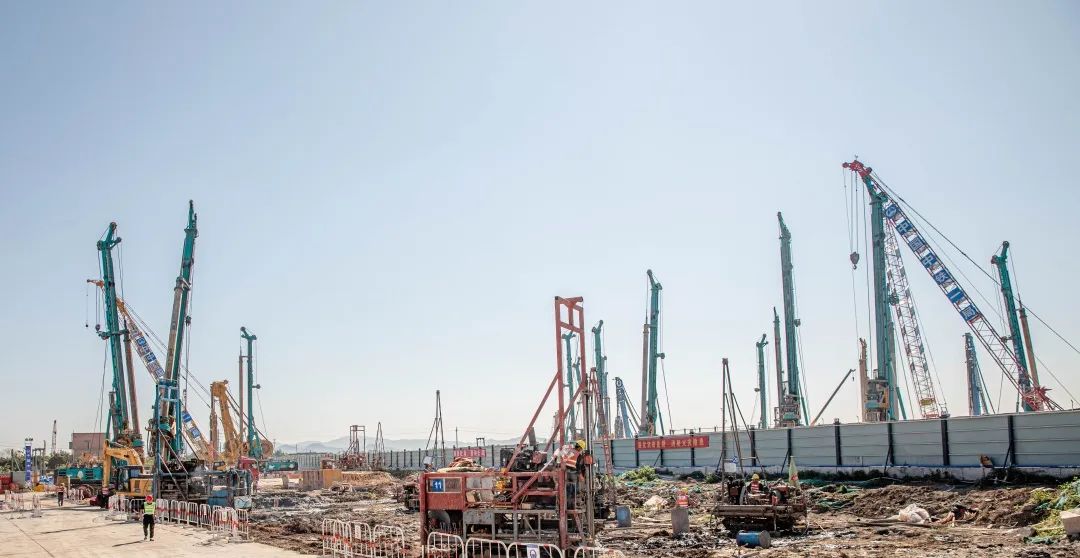 “bti体育绿”再现大湾区！bti体育智能旋挖钻机组团助建广州白云机场项目