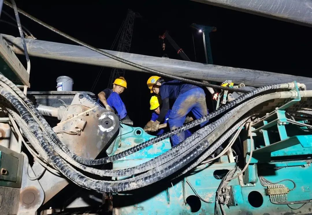 “创造施工事业！”他们和bti体育智能“超等桩备”一路助建燕矶长江大桥