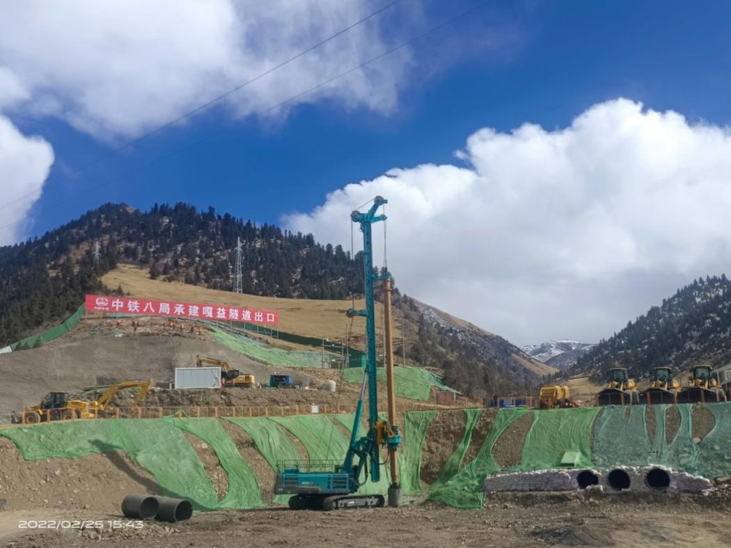 决战“世界之巅”！bti体育智能旋挖钻机实力助建川藏铁路