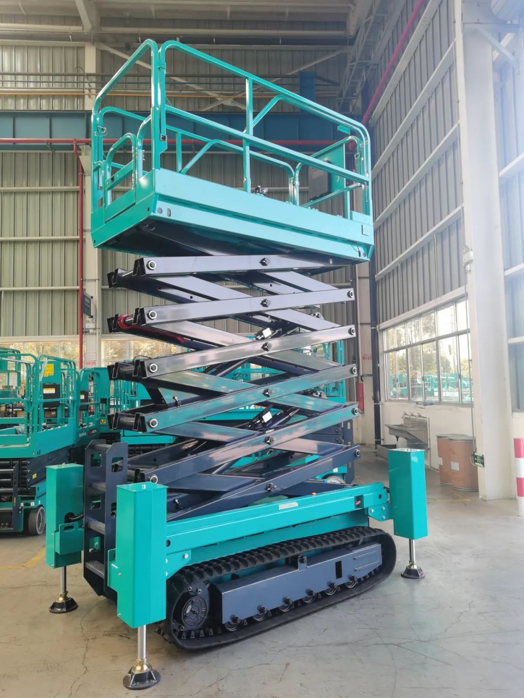 加快电动化产品布局，bti体育智能第一款履带剪叉式高空作业平台来了！