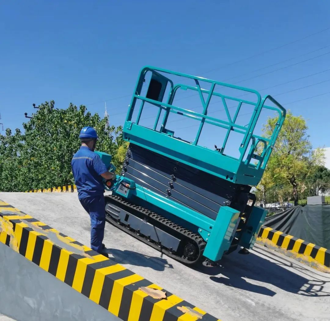 加快电动化产品布局，bti体育智能第一款履带剪叉式高空作业平台来了！