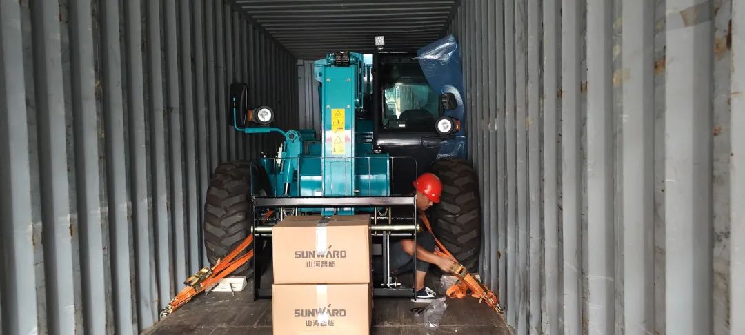 单笔采购金额千万元！bti体育智能伸缩臂叉装车批量出口