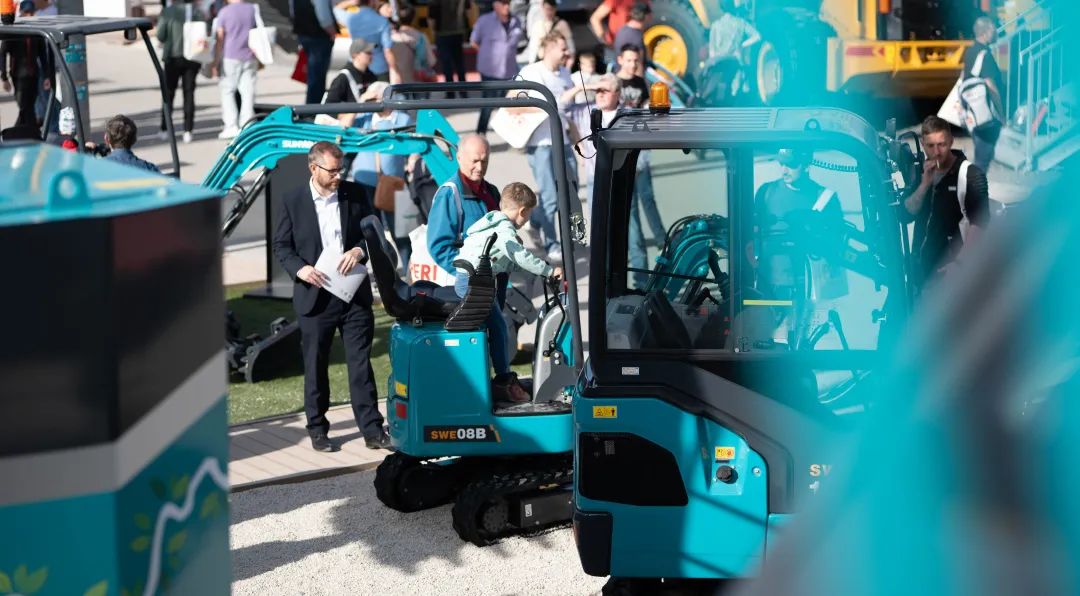 Bauma 2022 | 一组火热现场图带您沉温bti体育智能德国宝马展之旅