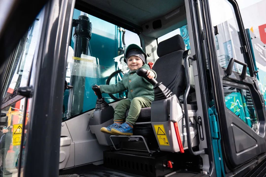 Bauma 2022 | 一组火热现场图带您沉温bti体育智能德国宝马展之旅