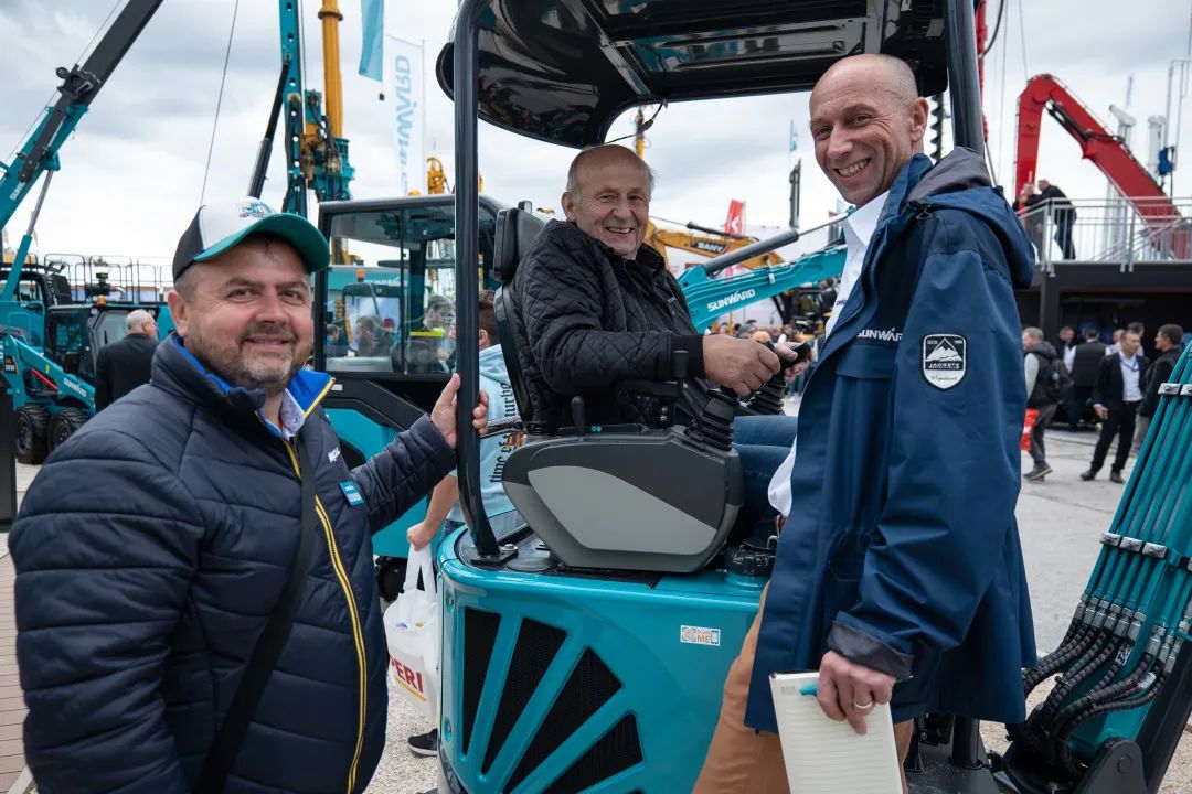 Bauma 2022 | 一组火热现场图带您沉温bti体育智能德国宝马展之旅