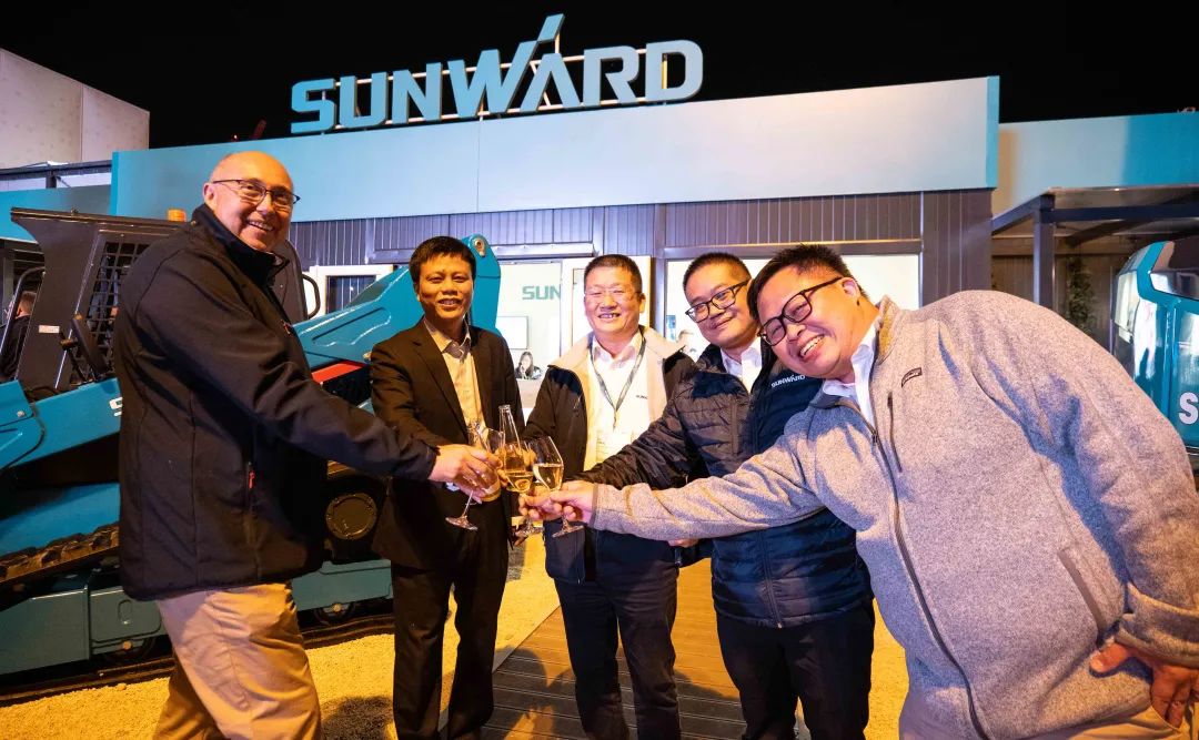 Bauma 2022 | 一组火热现场图带您沉温bti体育智能德国宝马展之旅