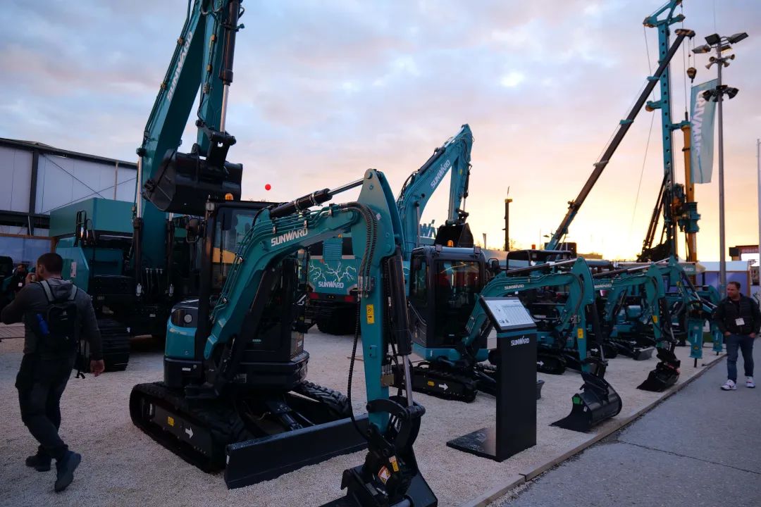 Bauma 2022 | 一组火热现场图带您沉温bti体育智能德国宝马展之旅