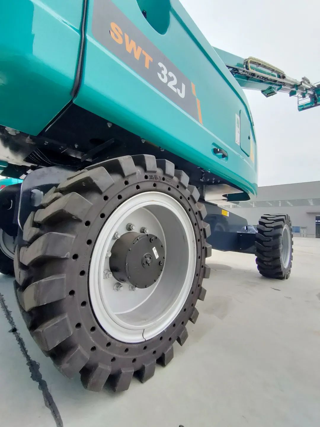 无需扩桥！bti体育智能国四款32米直臂式高空作业平台成功下线