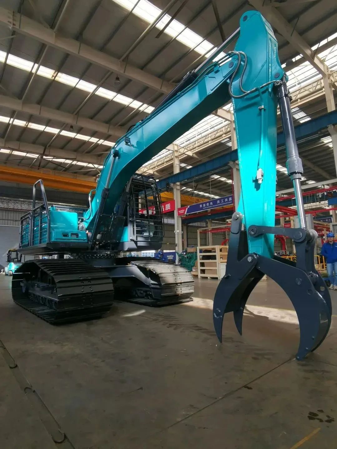 跋山涉水，称霸“武林”！bti体育智能首款中型林业挖掘机成功下线