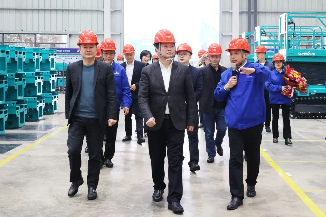 付旭明慰问bti体育智能市三八红旗手并督导安全出产工作