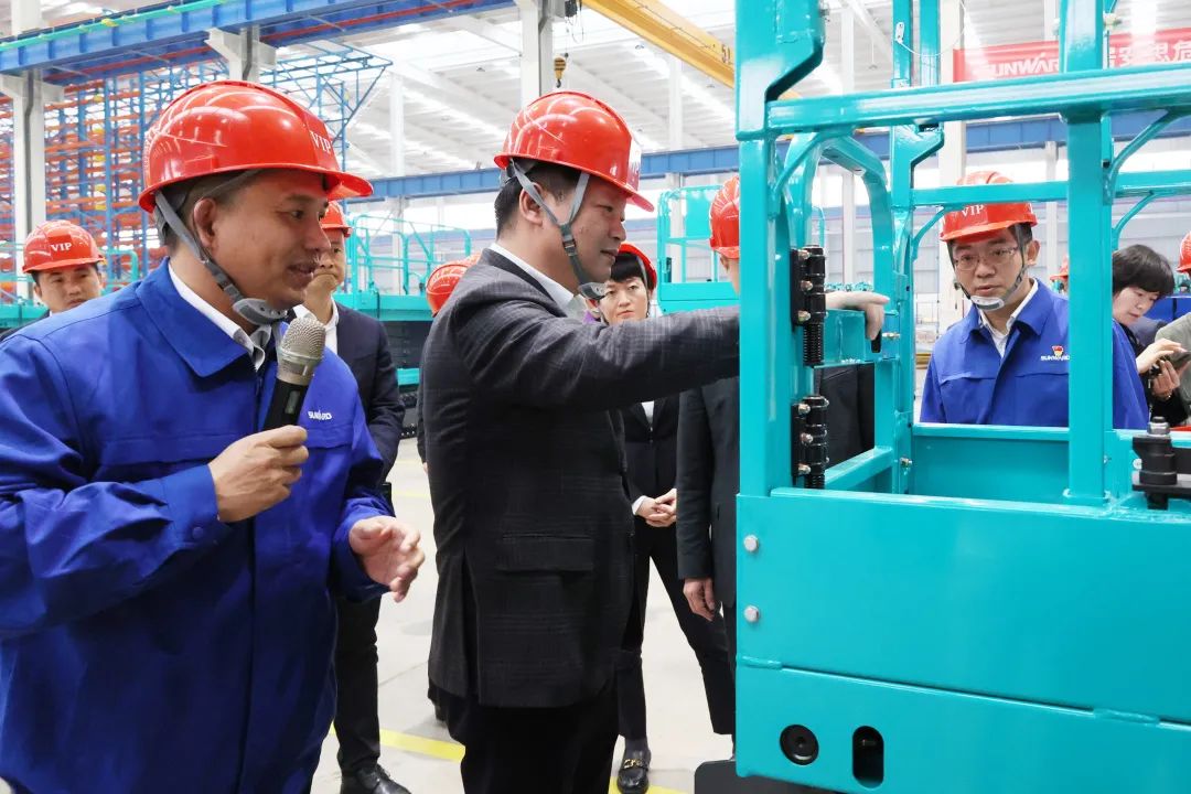 付旭明慰问bti体育智能市三八红旗手并督导安全出产工作