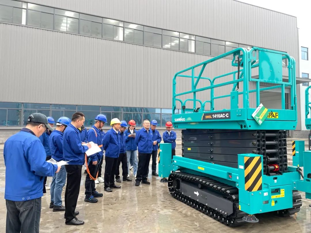 出厂即“前途”！bti体育智能首款履带剪叉式高空作业平台批量上市