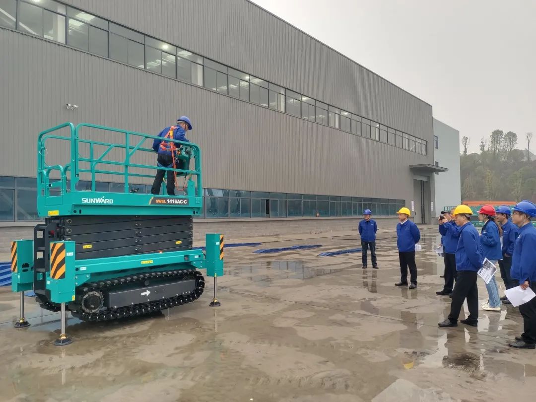 出厂即“前途”！bti体育智能首款履带剪叉式高空作业平台批量上市