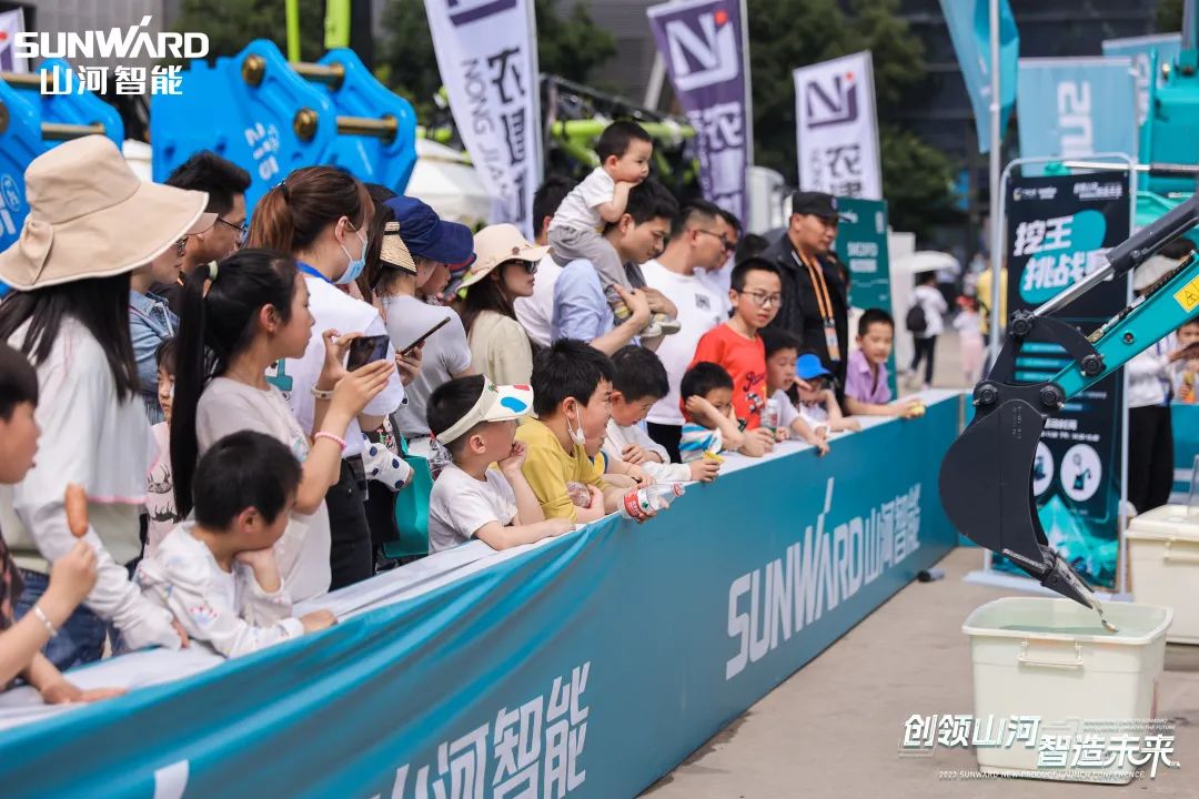 精品出击、互动不休！bti体育智能F系列挖掘机闪灼长沙展