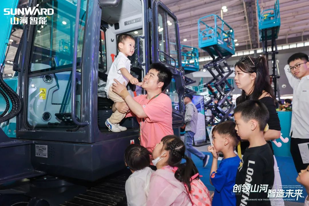 精品出击、互动不休！bti体育智能F系列挖掘机闪灼长沙展