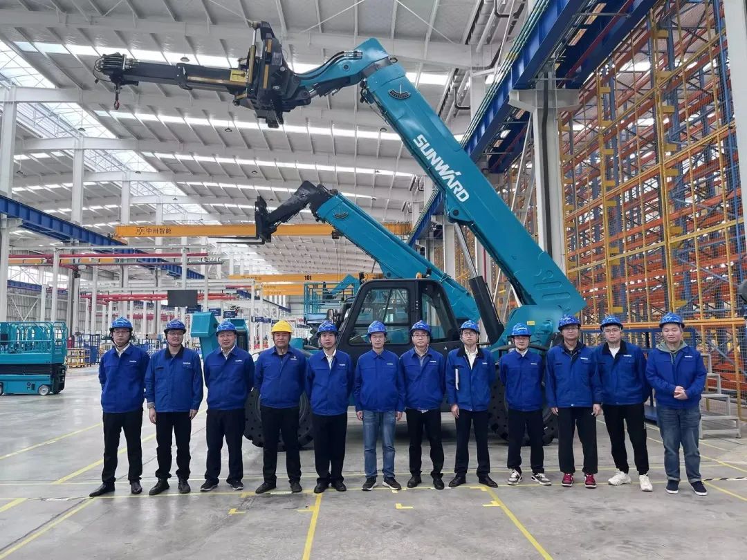 独家定造！bti体育智能油缸更换机械人顺利下线