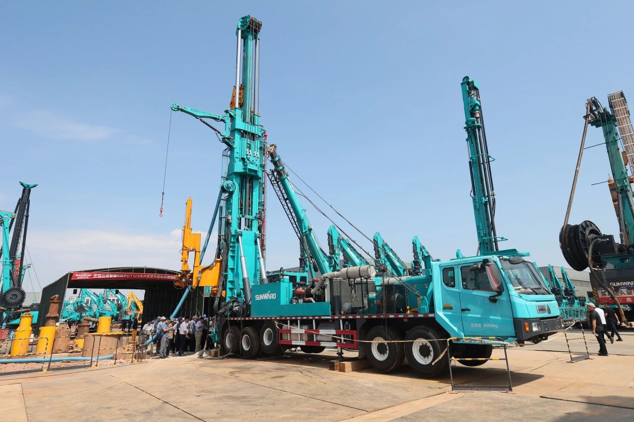 bti体育智能全球初创深井套管车载钻机下线颁布