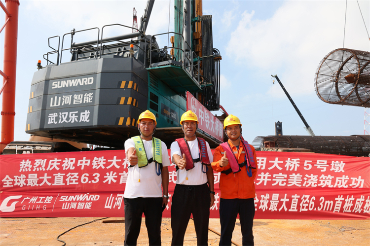 喜报！bti体育智能实现“全球最大”6.3米直径旋挖桩成孔成桩