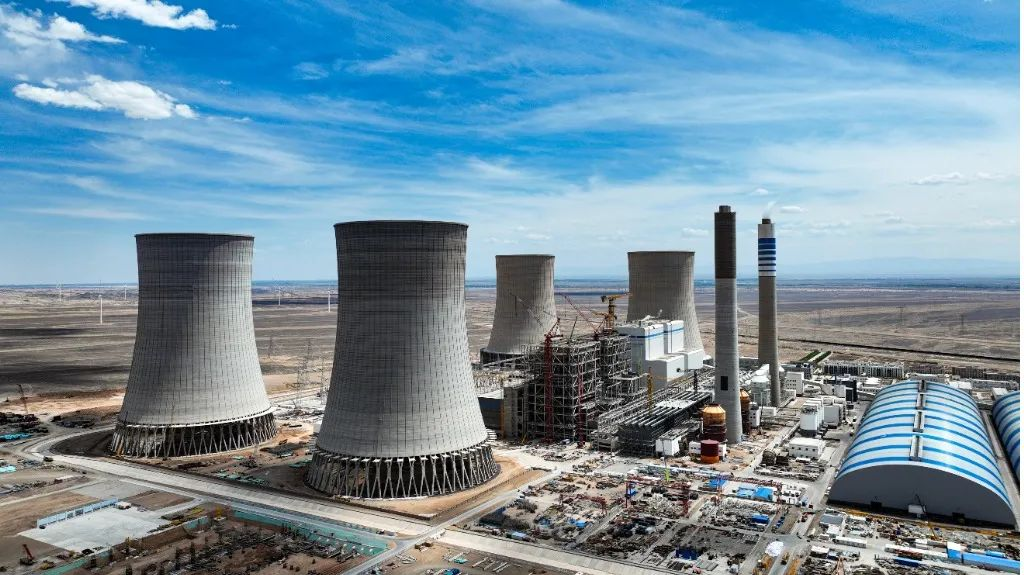 大漠戈壁展雄姿！bti体育江麓塔机助力常乐电厂项目