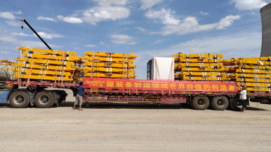 大漠戈壁展雄姿！bti体育江麓塔机助力常乐电厂项目