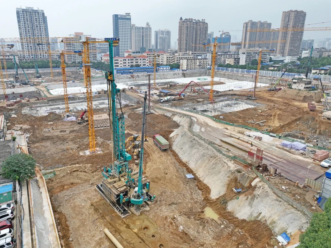 “绿巨人”显神威！bti体育智能引孔式静力压桩机助建“绿城”南宁民生项目