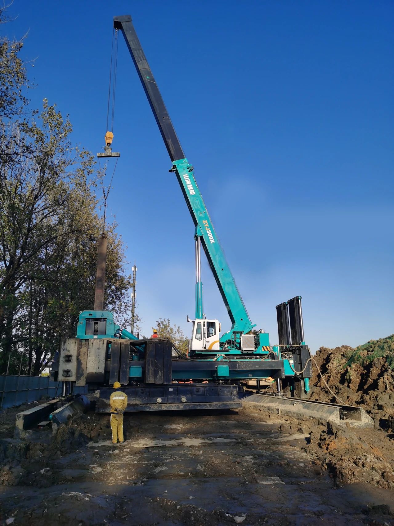 “bti体育绿”闪灼西子湖畔！bti体育智能ZYJ300X斜桩压桩机强势来袭