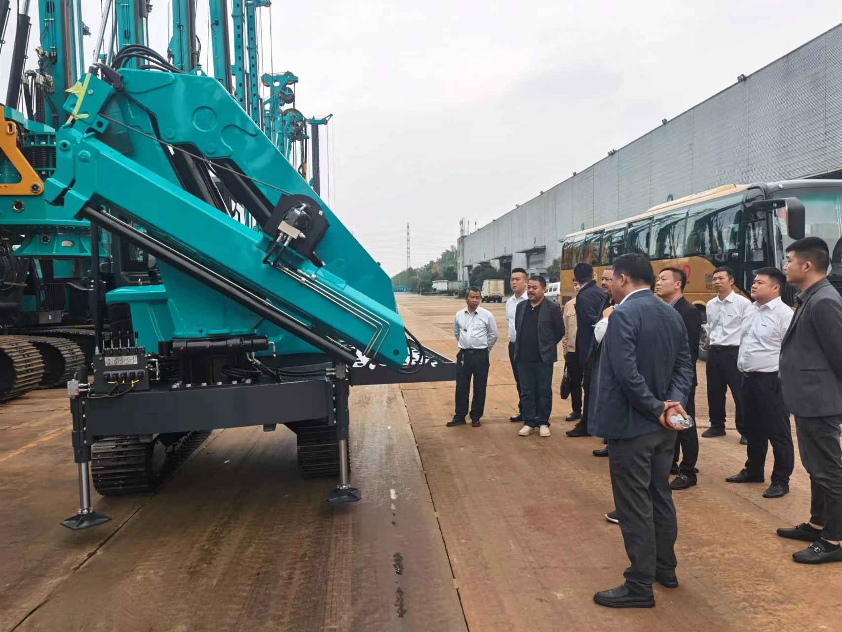 行业隆冬现暖阳！现场签购20台旋挖钻机，bti体育智能携手湖南骏牛助力国度电网项目建设