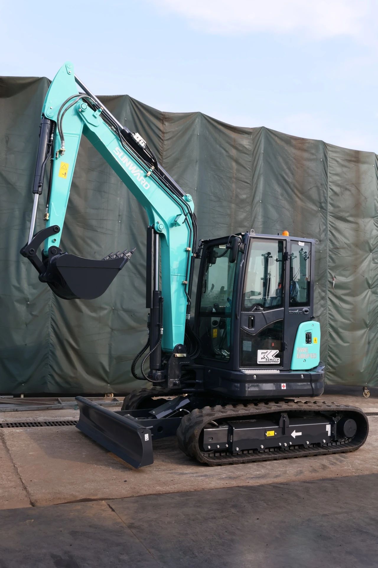 绿色上新！bti体育智能SWE60UFED纯电动无尾挖掘机成功下线