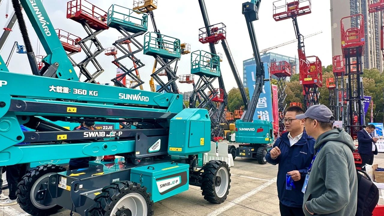 “爆品”来袭，签单不休！ bti体育智能盛装亮相第八届全国高空作业平台租赁大会