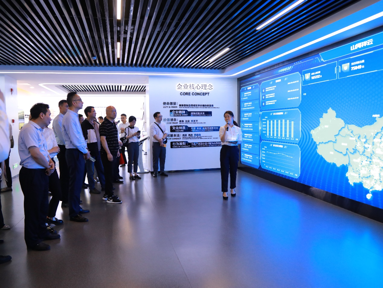 湘潭市工信局带队光临bti体育智能发展智能造作现场观摩互换活动