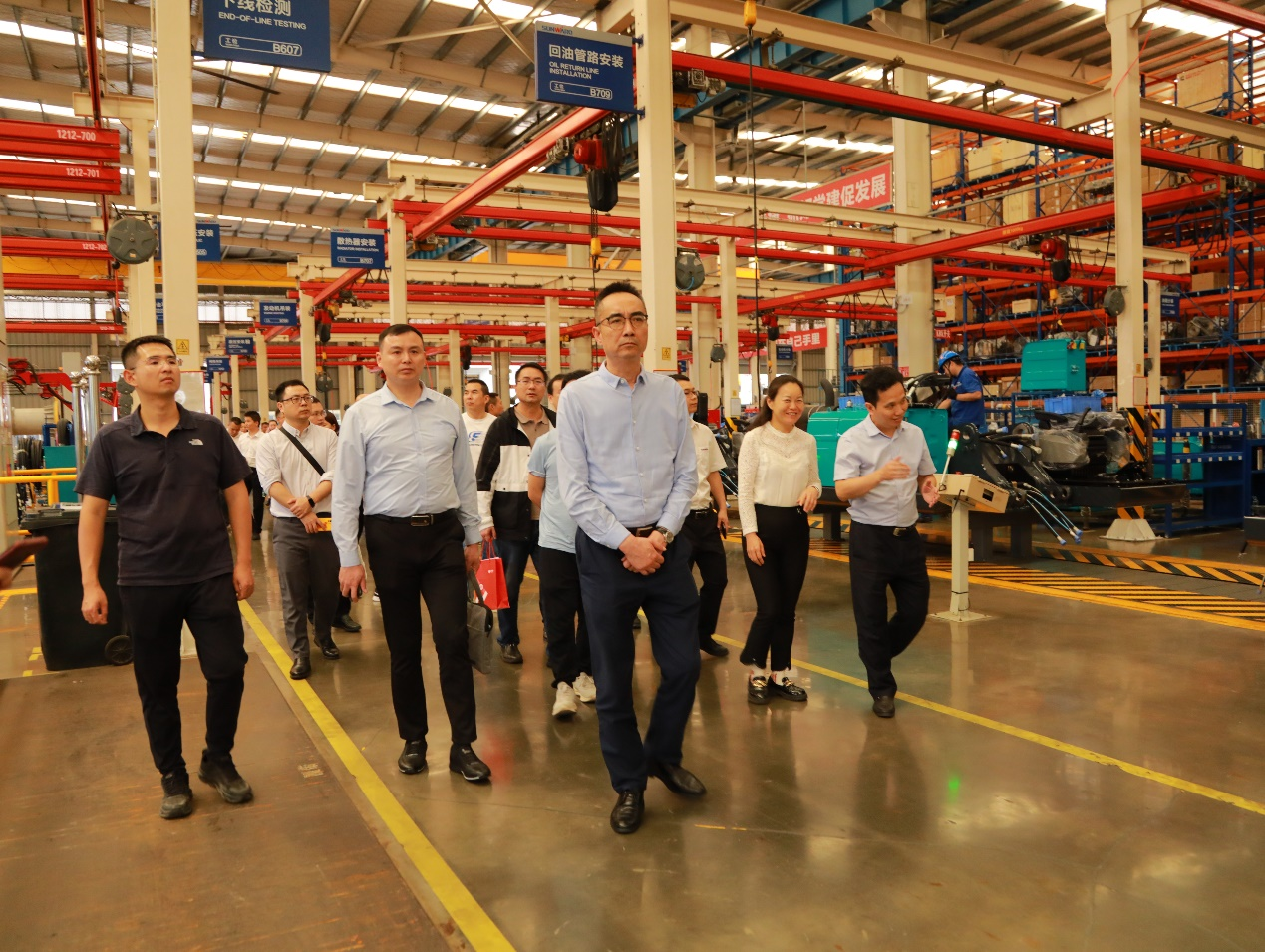 湘潭市工信局带队光临bti体育智能发展智能造作现场观摩互换活动