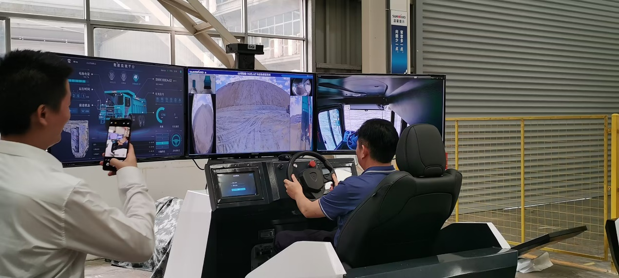 湘潭市工信局带队光临bti体育智能发展智能造作现场观摩互换活动