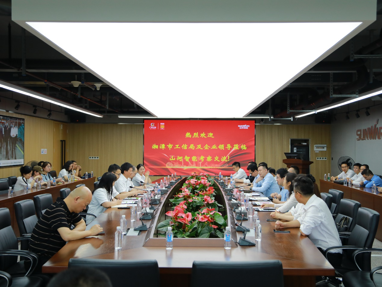 湘潭市工信局带队光临bti体育智能发展智能造作现场观摩互换活动