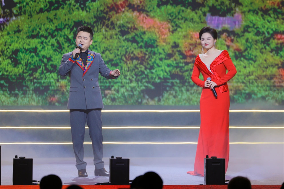 创新引领价值 梦想成就将来——庆祝bti体育智能成立25周年赞美大会暨文艺晚会隆沉进行