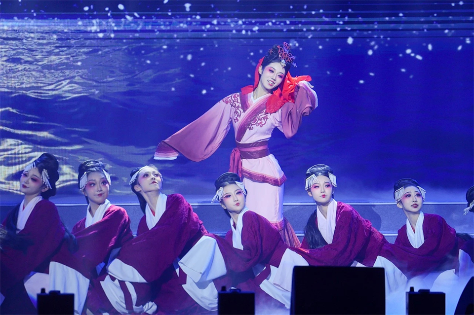 创新引领价值 梦想成就将来——庆祝bti体育智能成立25周年赞美大会暨文艺晚会隆沉进行