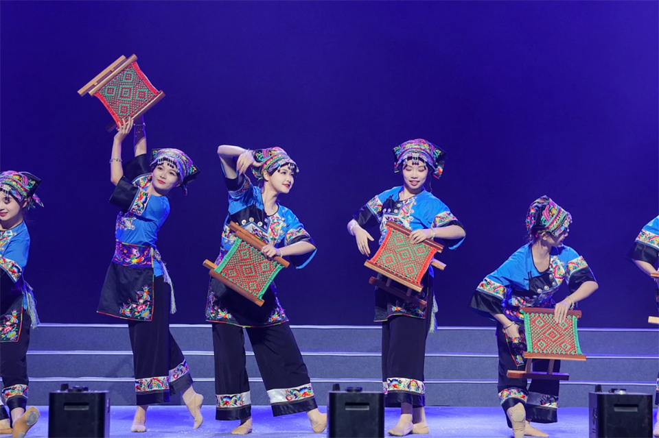 创新引领价值 梦想成就将来——庆祝bti体育智能成立25周年赞美大会暨文艺晚会隆沉进行