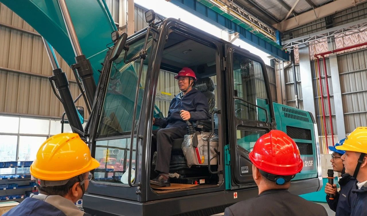 聚焦市场需要，bti体育智能三款精品工程液压挖掘机成功下线