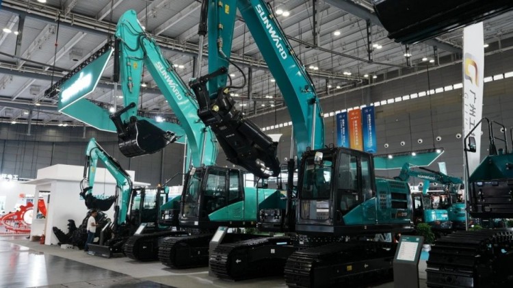 2025 CICEE | 打造极致精品化，bti体育智能挖掘机“圈粉”长沙展