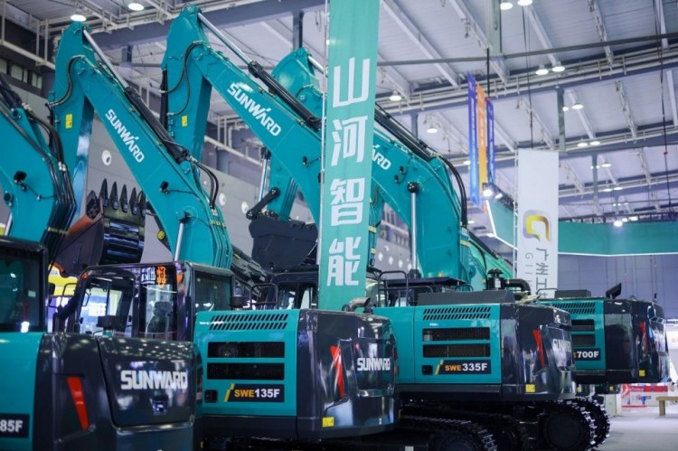2025 CICEE | 打造极致精品化，bti体育智能挖掘机“圈粉”长沙展