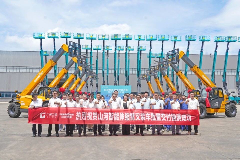 bti体育智能伸缩臂叉装车批量交付，即将奔赴新一线
